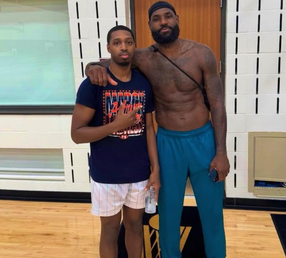 詹姆斯回应前往骑士训练馆训练：我每个夏天都在这里