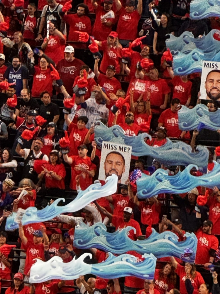 必一运动官网-乱我道心？库里首次罚球时 快船球迷墙晒克莱“想我了吗？”照片